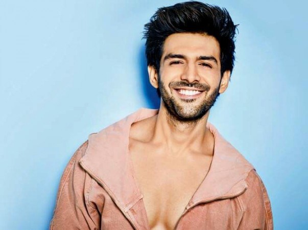 Kartik Aaryan steps out of his car in crowded Delhi street, waves at fan who calls him ‘bhai’