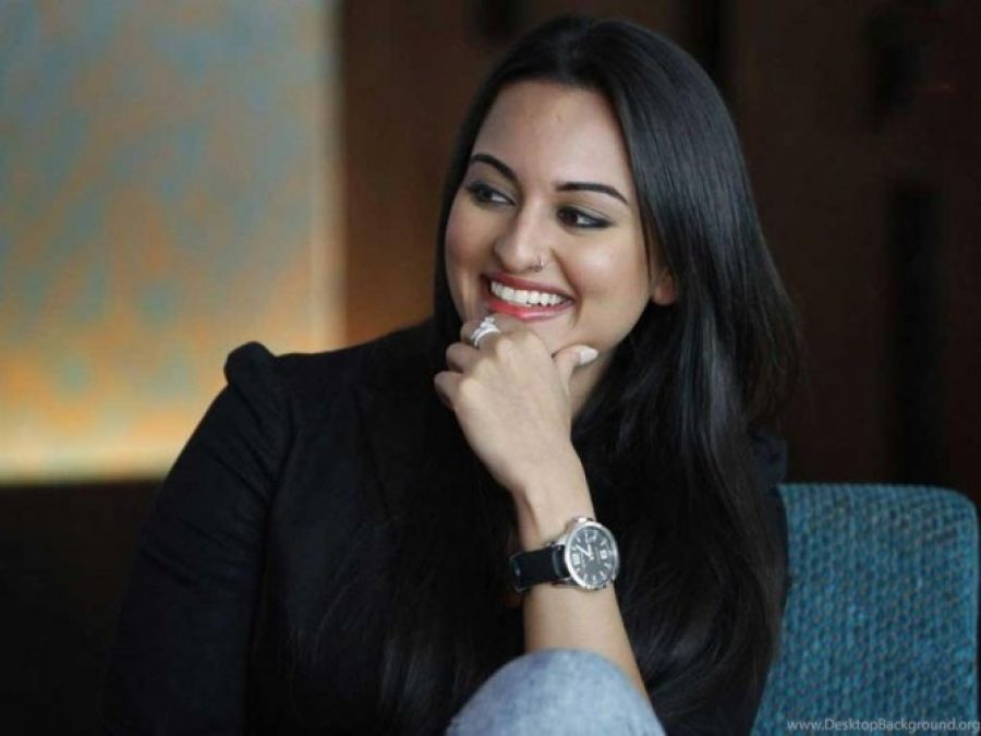 900px x 675px - Sonakshi Sinha's is mix of sexy and sassy in golden dress, watch video here  | NewsTrack English 1
