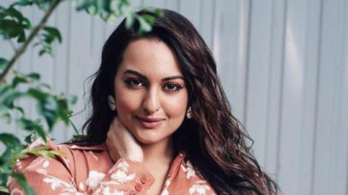 Sonakshi Heroine Ka Sexy Video - Sonakshi Sinha's is mix of sexy and sassy in golden dress, watch video here  | NewsTrack English 1