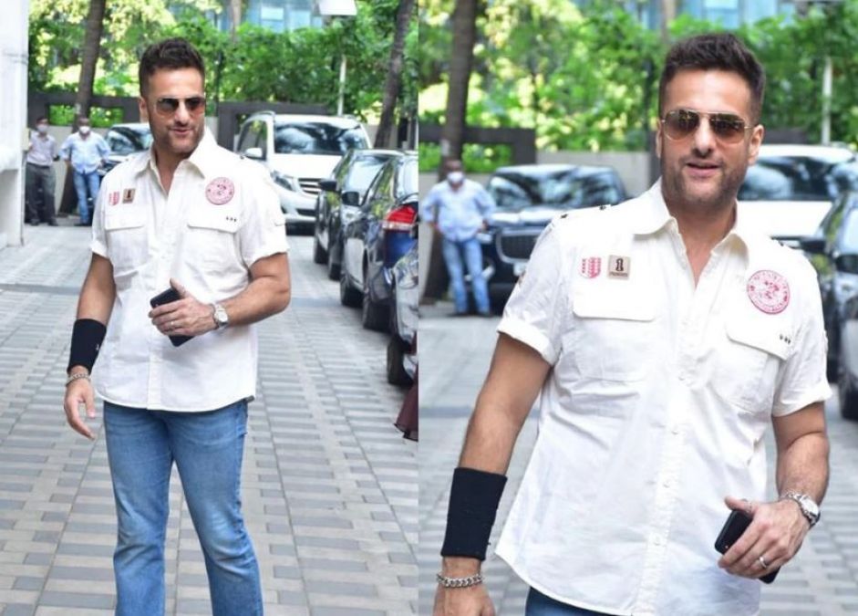 Fans shocked to see new viral pictures of Fardeen Khan