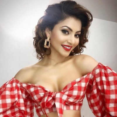 Urvashi Rautela was posing on the road, such a big mistake was caught in the camera