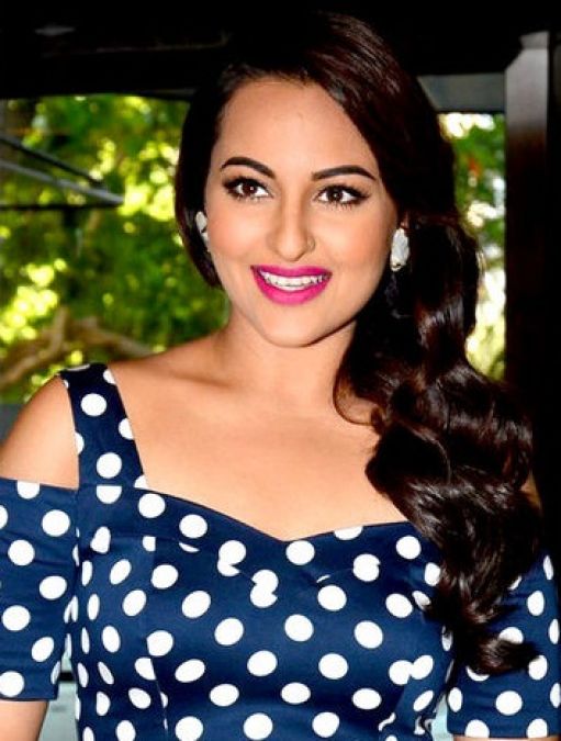 Sonakshi Sinha wreaked havoc in a red dress, Killer look made fans crazy |  NewsTrack English 1