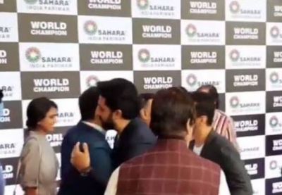 VIDEO: Abhishek Bachchan-Vivek Oberoi hugged each during an event
