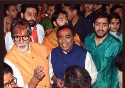 Amitabh Bachchan, Abhishek accompany Mukesh and Akash Ambani as they visit Lalbaugcha Raja