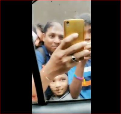 This actress went to the court of 'Lalbagh Raja' so the fans did this thing, see the viral video