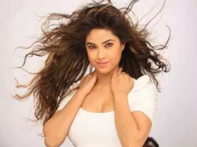 Meera Chopra's father robbed, actress questions CM Kejriwal
