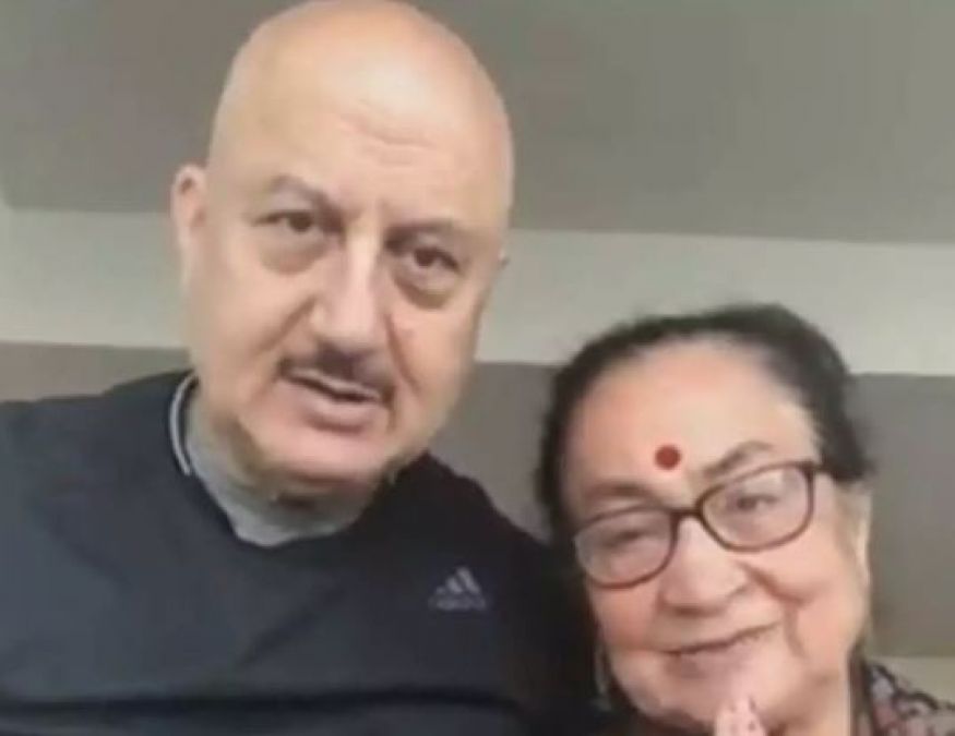 Video: Anupam Kher's mother wanted to wish PM Modi, this funny incident  took place | NewsTrack English 1