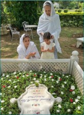'शादी हिन्दू से और पूजा बुतों की', अब्बू की कब्र पर जाने से ट्रोल हुईं सोहा अली खान