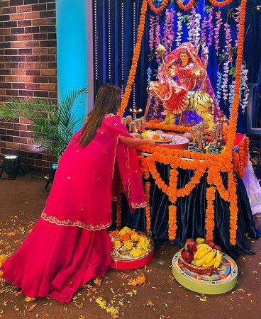 विवादों में फंसने के बाद नवरात्रि के रंग में रंगी दिखाई दी नेहा कक्कड़