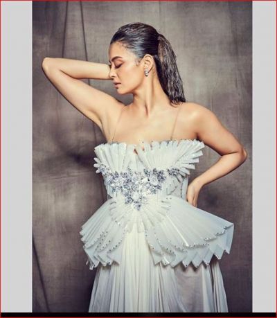 Surveen Chawla looked gorgeous in a hot and sexy gown