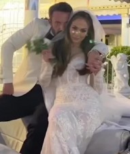 जेनिफर लोपेज ने शेयर की पति संग शादी की तस्वीर