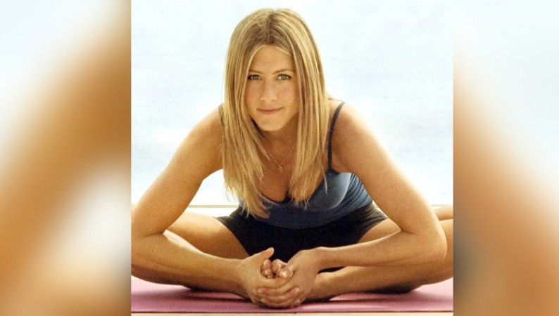 These actresses are addicts of yoga.