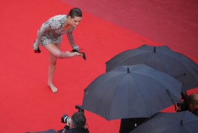 Cannes 2018 : रेड कारपेट नंगे पैर ही चलने लगी ये हॉलीवुड एक्ट्रेस