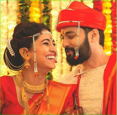 This Marathi actress wished husband on the third wedding anniversary