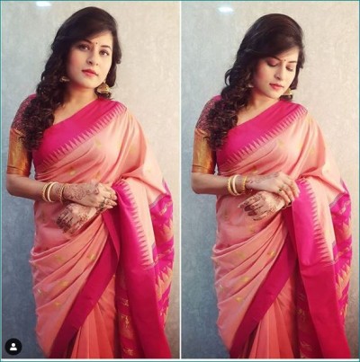This singer flaunts her beautiful avatar wearing earrings with royal saree