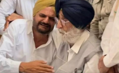 The atmosphere was inconsolable... for the last time the father kissed Sidhu's forehead and sometimes groomed his mustache.