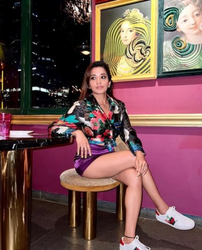 Monalisa showed off her toned legs in a purple short skirt, shared glamorous pictures