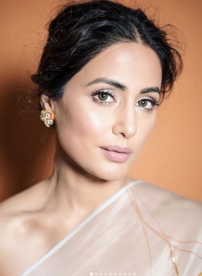 Hina Khan cries while cleaning bags in lockdown