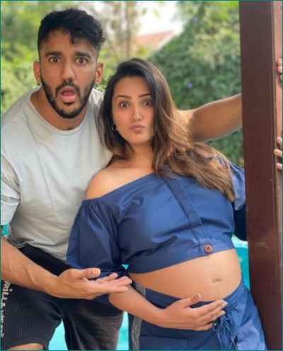 Anita Hassanandani flaunts her baby bump in latest pictures with husband Rohit Reddy