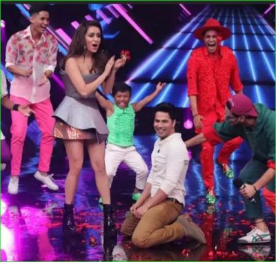 Varun proposes Shraddha Kapoor in the style of Shahrukh on the set of Dance Plus 5