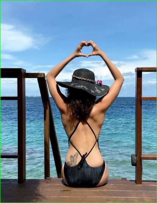 Karishma Tanna Hot Sec - Karishma Tanna looks gorgeous in the black bikini on the beach, see photos  here | NewsTrack English 1