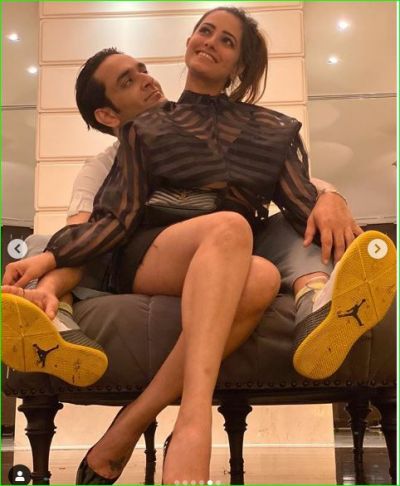This married actress clicks photos while sitting on Vikas Gupta's lap