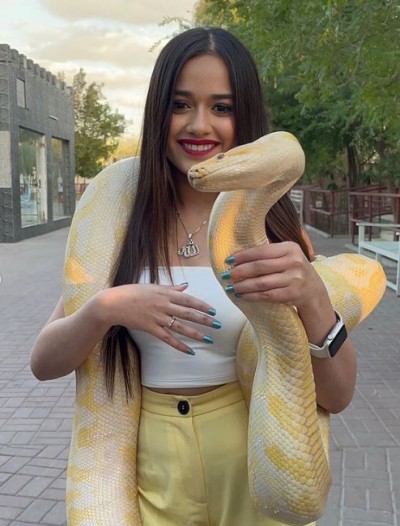 This actress clicked photos wrapping snake around her neck, fans shocked to see