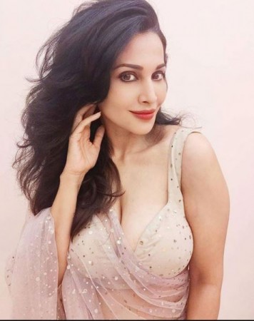 Flora Saini came in front of camera without clothes, see sensual photo here