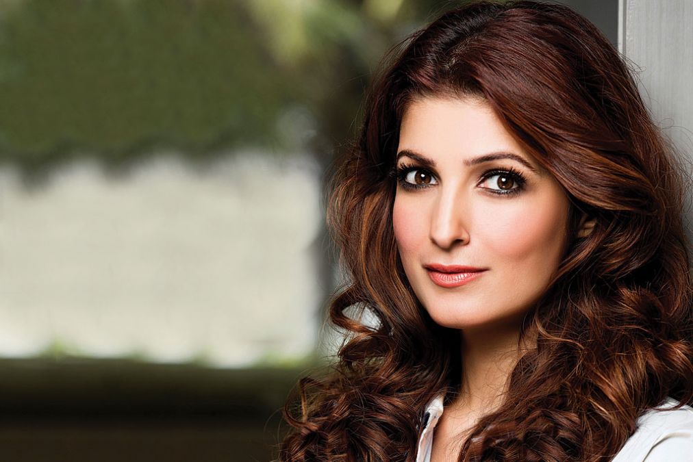 Sitting on a pile of books, Twinkle Khanna gave her pose, trolled