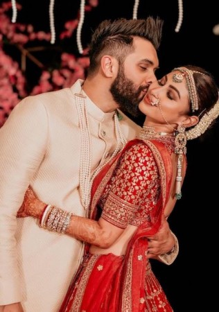 Mouni Roy gets romantic with husband Suraj after marriage, watch this lovely video