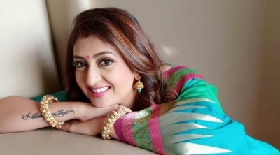 TV show 'Kumkum' completes 18 years, actress Juhi Parmar spotted in same style