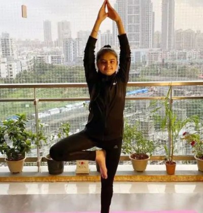 'Yeh Hai Mohabbatein' fame Ruhanika Dhawan shares photo doing yoga