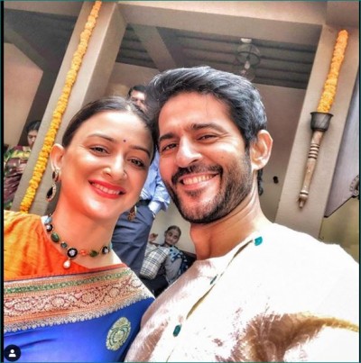 Hiten Tejwani shares a passionate kiss with wife Gauri Pradhan on his birthday