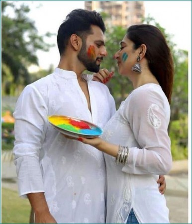 Rahul Vaidya celebrates Holi with girlfriend, photos gone viral