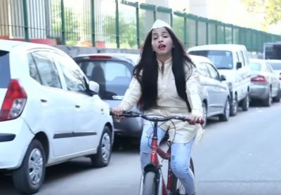 अब स्कूटर से सीधे साइकिल पर आईं ढिंचैक पूजा, वायरल हुआ नया वीडियो