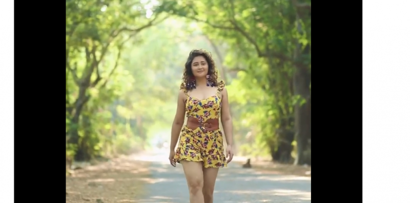 Rashmi Desai gives killer expression by wearing floral jump suit, video goes viral