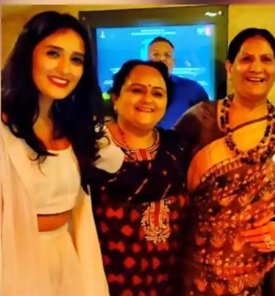 Pankhudi Awasthi extends wishes her mother on mother's day