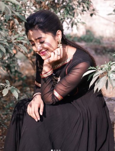 Shivangi Joshi reveals that her mother gets emotional seeing her acting