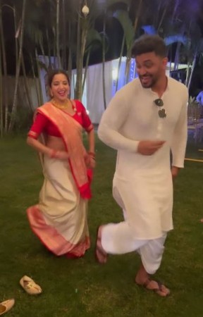 Monalisa rocking on song Bijlee Bijlee, video goes viral