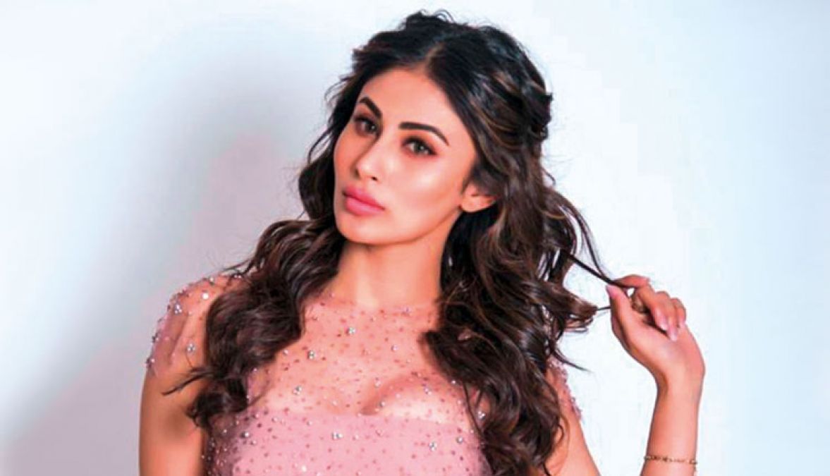 Mouni Roy drives fans crazy with her latest sizzling photo, check it out  here | NewsTrack English 1