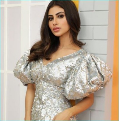 Mouni Roy looks gorgeous in off-shoulder crop top, photos went viral