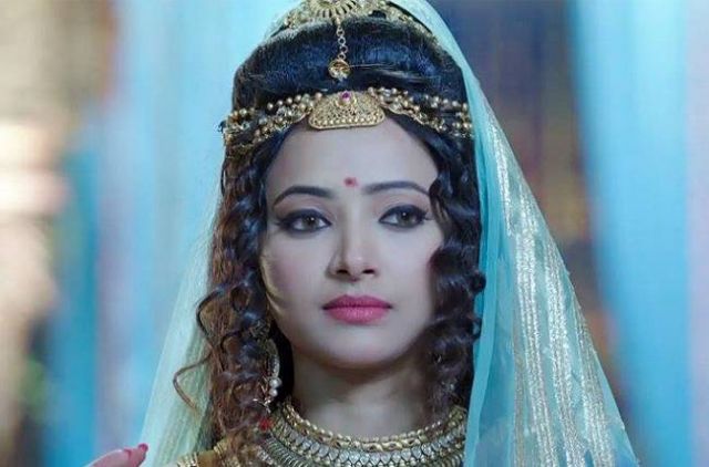 Tel Series - CHANDRA NANDINI (Friday, 29th January) Like page for more  updates 🌹 We begin with Chandra trying to see Nandini face by taking up  the cloth from her face but
