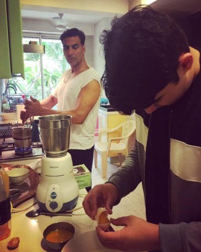Akshay Kumar and son turn chef for guests