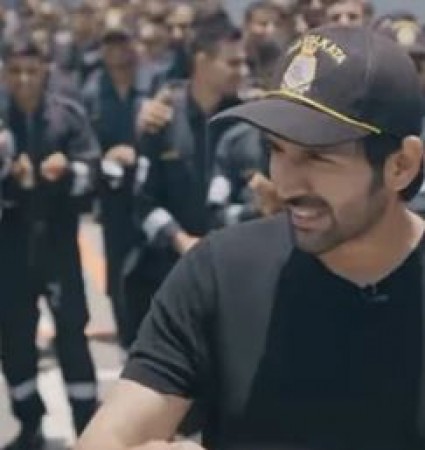 Kartik Aaryan spends a day with Indian Navy Officers, shares Photos