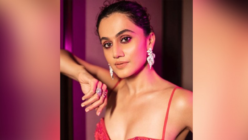 Actress Taapsee Pannu Wins Best Actor At Filmfare Ott Awards Newstrack English 1