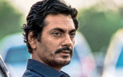 Nawazuddin Siddiqui dragged by a fan for a selfie,check out the video here