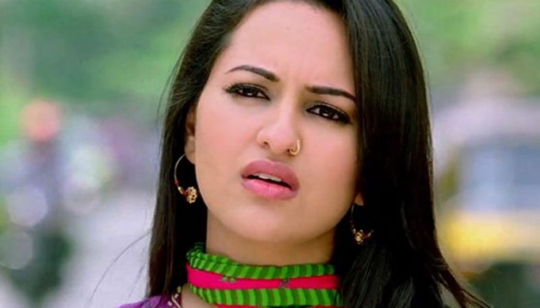 This is how Sonakshi Sinha reacted when a troller asked to get married and  settle down | NewsTrack English 1
