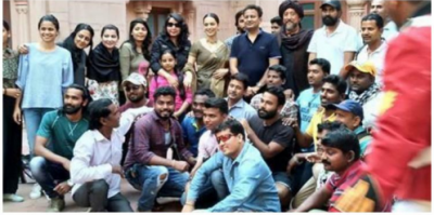 Manikarnika: Kangana Ranaut poses with the crew on the last day of the shoot