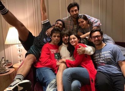 EPIC PHOTO: Karan gathers Alia,Deepika,Ranbir Kapoor and Ranveer Singh,SRK and Amir under one roof