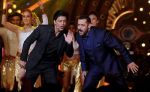 Whoo!!! Shahrukh with Salman sat the stage at fire